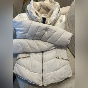Zara Women's White Puffer Coat w/Fur Collar (hidden hood)🌸